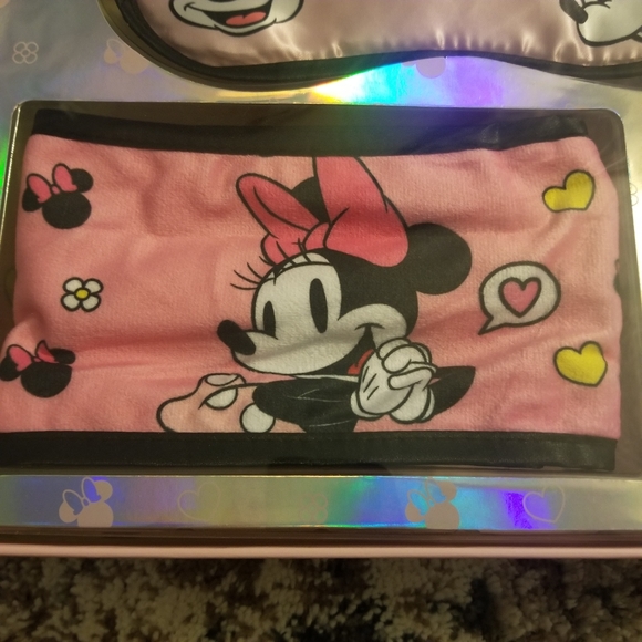 The CREME Shop Disney Minnie Mouse & Mickey Mouse Pamper Spa Kit Gift Set Bundle - Picture 4 of 13